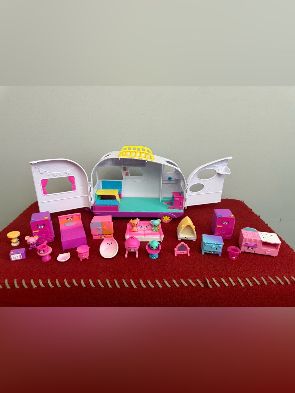 Shopkins Happy Places Season 5 Happy Campervan with lots of furniture